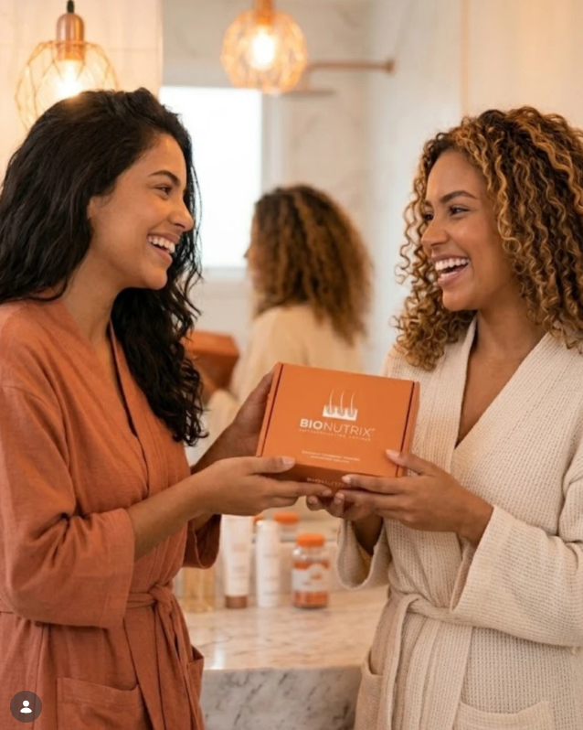 Duas mulheres sorrindo segurando a caixa do suplemento BIONUTRIX